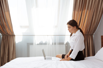Obraz na płótnie Canvas Woman working in hotel room