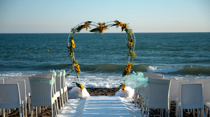 Decorazione ad arco con fiori, per matrimonio sulla spiaggia