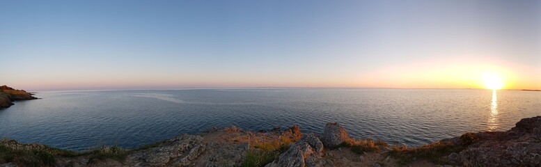 panorama du coucher de soleil,sur la mer en bretagne sauvage