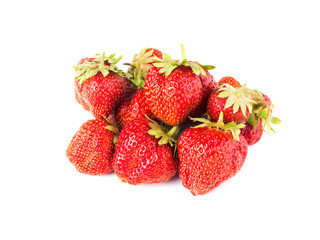 fraises bio cultivées en terre isolé sur fond blanc
