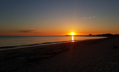 beau coucher de soleil,sur plage et mer de bretagne