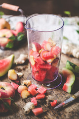 Préparation d'un Smoothie de Fruits avec de la Pastèque, Gingembre et pêche de Vigne