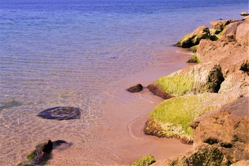 каменный морской берег