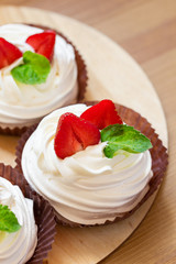Mini pavlova meringue cakes with fresh strawberry and mint