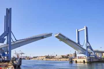 Opening of drawbridge in Porto