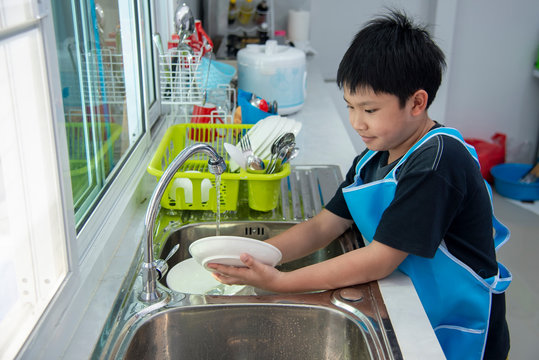 Taehyung washing dishes. Asian child Washes. He to wash dishes