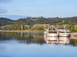 Obraz premium Donau mit Schiffe im Hafen des Donautal