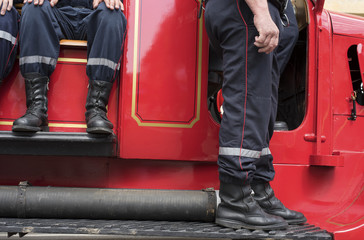 Obraz premium Jeunes sapeur-pompiers et leur chef