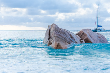 Fototapeta premium rochers et voilier à anse Lazio, Praslin, Seychelles 