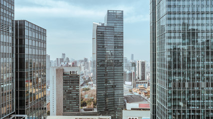 Obraz premium Widok z lotu ptaka na obszar biznesowy i panoramę miasta w zachodniej części drogi Nanjing, dzielnica Jing`an, Szanghaj