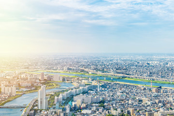 Concept d& 39 entreprise en Asie pour l& 39 immobilier et la construction d& 39 entreprise - vue aérienne panoramique sur les toits urbains de la ville moderne sous le soleil et le ciel bleu à Tokyo, Japon