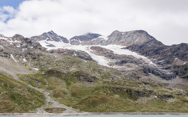Fototapeta na wymiar Bernina, Lago Bianco, Berninapass, Passhöhe, Stausee, Ospizio Bernina, Cambrena Gletscher, Alpen, Val Bernina, Wanderweg, Graubünden, Sommer, Schweiz