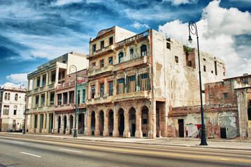 Fototapeta na wymiar abandoned old building in habana cuba