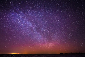 Natuurlijke echte nachtelijke hemelsterren met Melkweg over veld