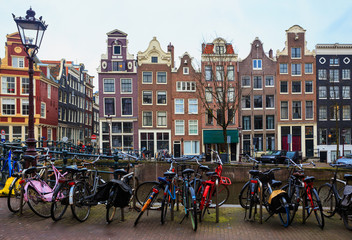 Naklejka premium Amsterdamskie domy i rowery