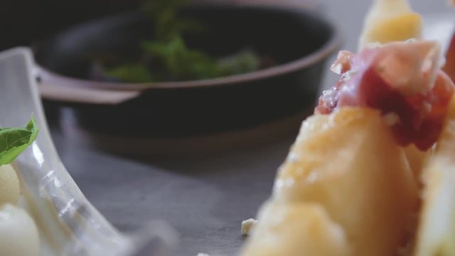Melone mit Schinken (video)