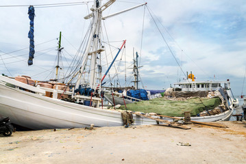 Sulawesi, Makassar ;  Die traditionellen   " Pinisi Schiffe "  im Hafen von Makassar.