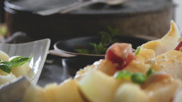 Melone mit Schinken (video)