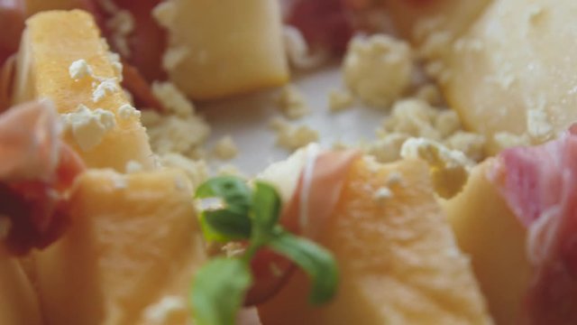 Melone mit Schinken (video)