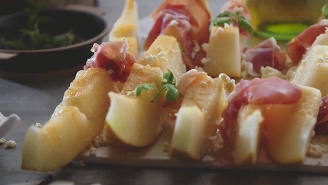 Melone mit Schinken (video)