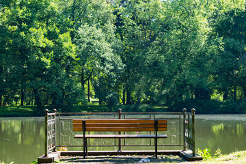 Obraz premium Leere Bank Im Park Vor See