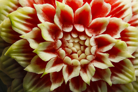 Decorazione  di un anguria a forma di fiore