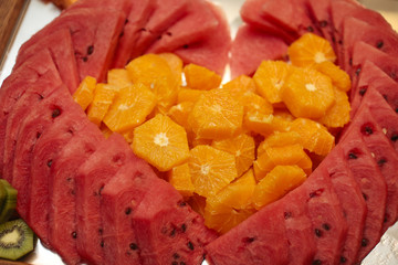 Frutta Fresca tagliata a fette  presentata su una composizione a cuore