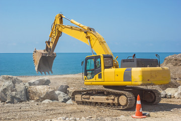 Obraz premium excavator works on the sea coast 