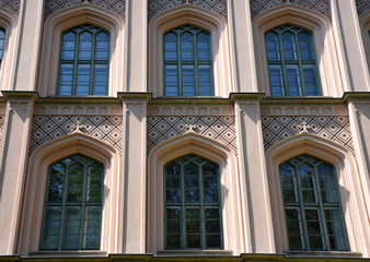 Fensterfront der ehemaligen Baugewerkenschule mit Pfeilern und Pilastern