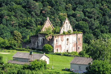 Fototapeta na wymiar Ruins of the old Irish church