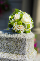 Blumenstrauß auf Mauer
