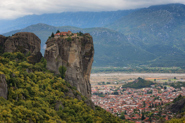 Fototapeta na wymiar Magnificent autumn landscape. Monastery Holy Trinity, Meteora, Greece. UNESCO world heritage Site. Epic landscape with temple at the edge of cliff at dramatic sky background.