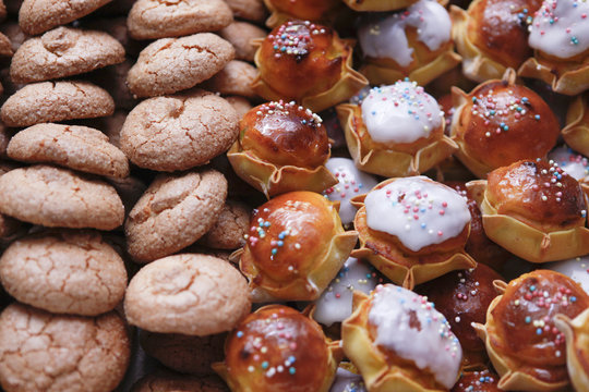 Dolcetti assortiti in un vassoio tipici della Sardegna