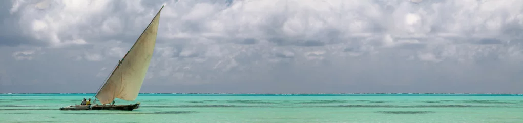 Foto op Plexiglas Typische dhow van Zanzibar - Indische oceaan, tropisch paradijs © Alena Hrdinova