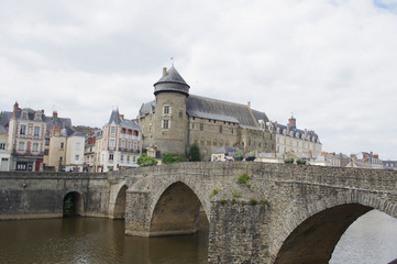 Le château et le vieux pont