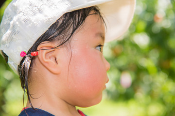 汗をかいた子供の横顔