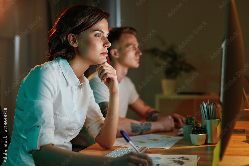 Aufkleber Programmers Writing Software For Website On Computer
