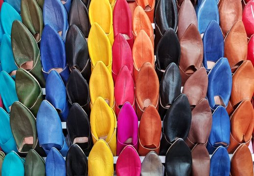 Babouches color&eacute;es en cuir dans les souks 