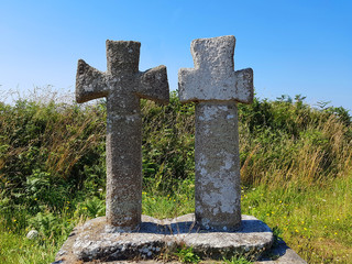 Zwei Steinkreuze am Weg