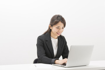 パソコンで仕事をする女性