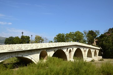 Berat : Pont Goriza et berges de la rivi&egrave;re Osumi (Albanie)
