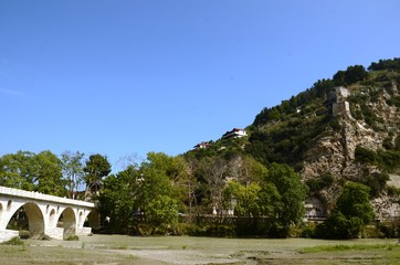 Fototapeta na wymiar Berat : Pont Goriza et berges de la rivière Osumi (Albanie) 