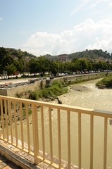 Berat : Pont Goriza et berges de la rivière Osumi (Albanie)
