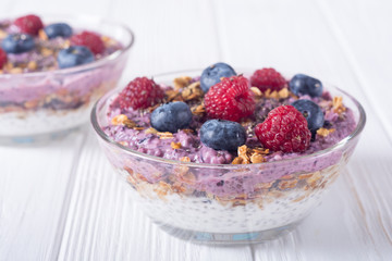 Chia yogurt with granola