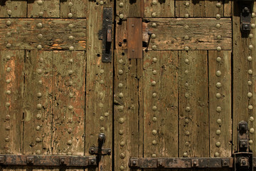 Eichentür in der Franzensfeste in Südtirol