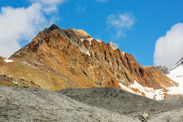 contrasto di colori in alta montagna