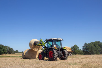 traktor lädt heuballen © Levtrona