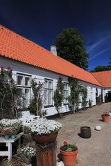 schöne Blumen Dekoration mit Rosen im Hof, Schloss Glücksburg, Schleswig-Holstein