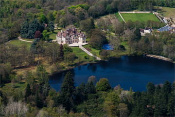 Fototapeta na wymiar vue aérienne du château de Haut Planet dans les Yvelines en France