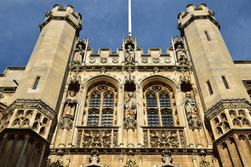Fototapeta na wymiar Collège à tourelles et statues à Cambridge, Angleterre